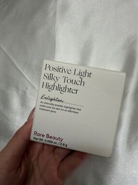 Rare Beauty Positive Light Silky Touch Highlighter - Enlighten (White Pearl)